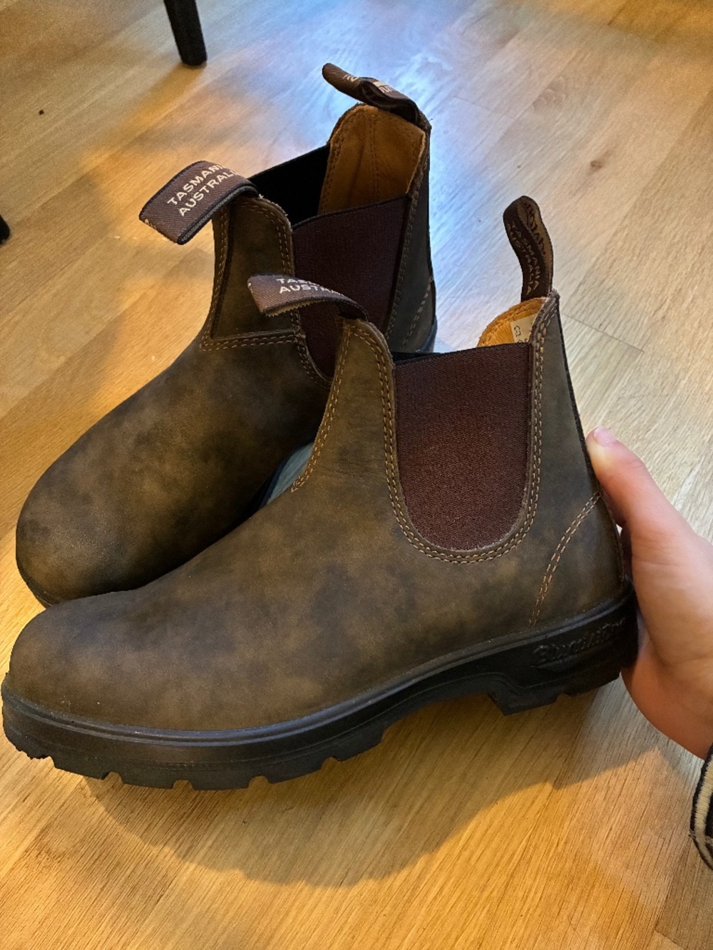 Like New Women's Blundstone Classic #585 Chelsea Boots size 7.5 in Rustic Brown